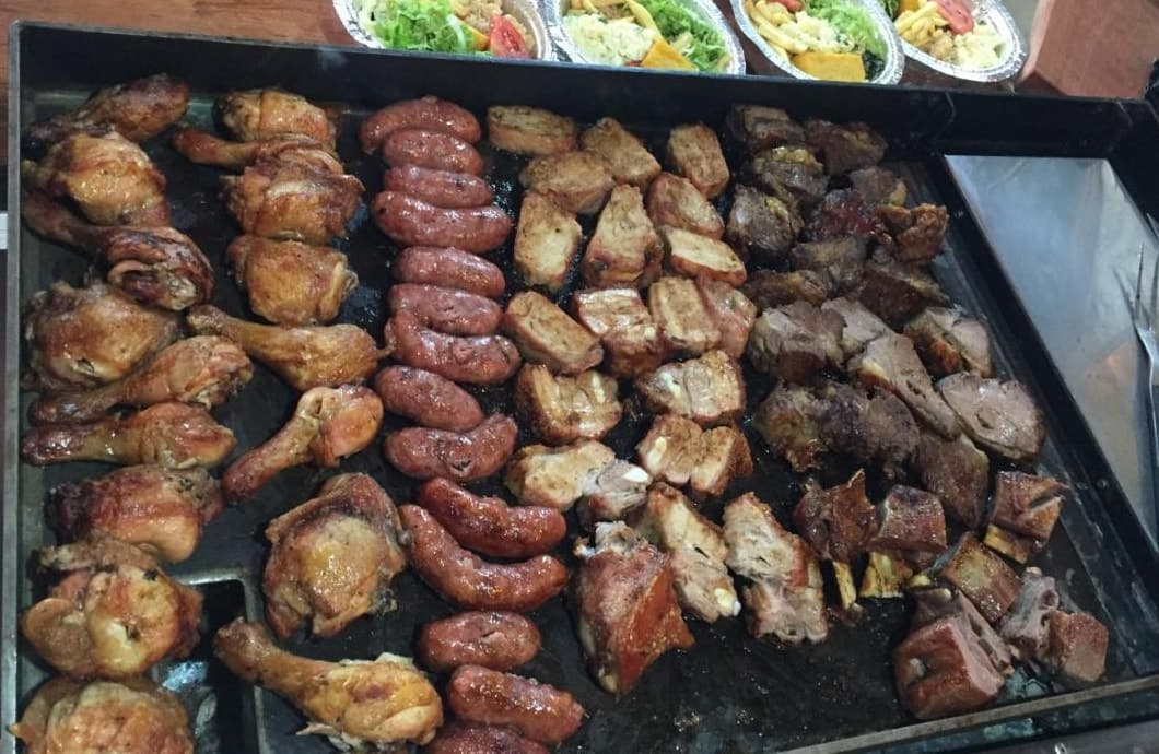 Chapa com frango, linguiça e carnes assadas, servidas no buffet